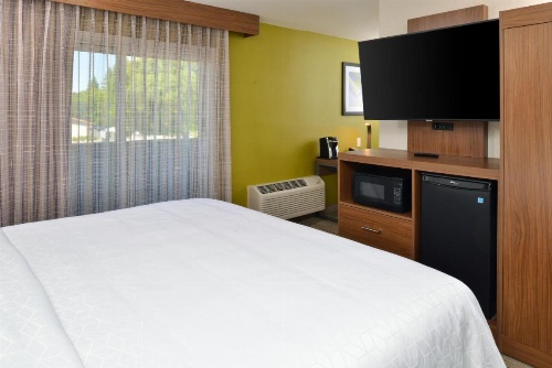 Holiday Inn Express Santa Rosa North image 5